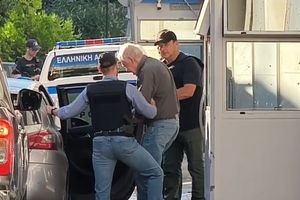 Αλέξανδρος Γιωτόπουλος: Με χειροπέδες βγήκε από τη ΓΑΔΑ ο αρχηγός της 17Ν – Οδηγείται στην Εισαγγελία Εφετών Πειραιά