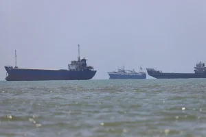 Το Ιράν κλείνει ξανά τα Στενά του Ορμούζ: «ΗΠΑ και Ισραήλ παραβίασαν την κατάπαυση του πυρός» λέει η Τεχεράνη
