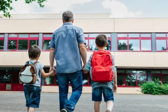 150 ευρώ για κάθε παιδί: Ποιοι γονείς θα δουν χρήματα στον λογαριασμό τους έως τις 30 Ιουνίου