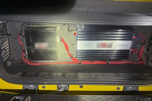 Είχε στο αυτοκίνητο του 14 ηχεία και συνελήφθη