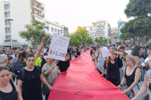 Καλαμάτα: Στην ανακρίτρια ο 41χρονος συζυγοκτόνος – «Καμία άλλη δολοφονημένη» φωνάζουν έξω από τα δικαστήρια