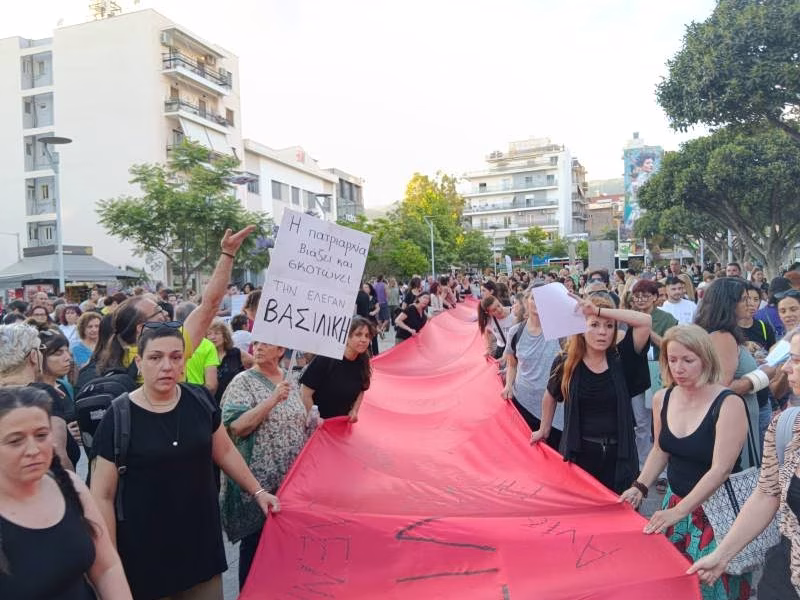 Καλαμάτα: Στην ανακρίτρια ο 41χρονος συζυγοκτόνος – «Καμία άλλη δολοφονημένη» φωνάζουν έξω από τα δικαστήρια