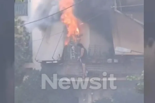 Φωτιά στην Καλλιθέα: Συγκλονιστικό βίντεο από την πτώση της γυναίκας από το μπαλκόνι