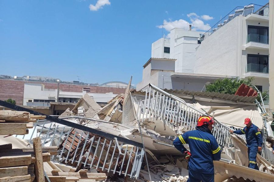 Κατάρρευση πολυκατοικίας στα Πετράλωνα: Επί τόπου 3 ασθενοφόρα για τους αγνοούμενους