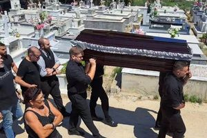 Κηδεία Σταυρούλας: Άναψε κερί στη μνήμη της ο Αστυνομικός Διευθυντής που εξιχνίασε τη δολοφονία της 45χρονης από τον Σκοπιανό – Στιγμιότυπα από το τελευταίο αντίο (pics, vid)