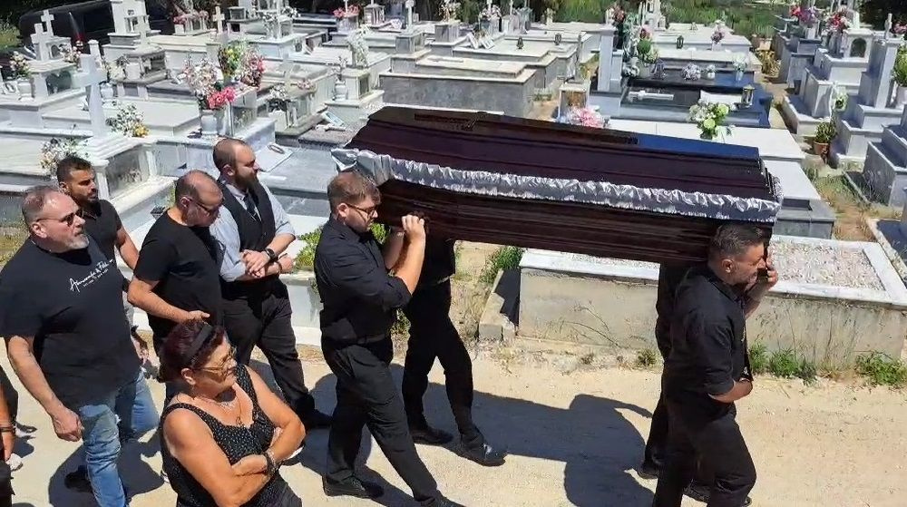 Κηδεία Σταυρούλας: Άναψε κερί στη μνήμη της ο Αστυνομικός Διευθυντής που εξιχνίασε τη δολοφονία της 45χρονης από τον Σκοπιανό – Στιγμιότυπα από το τελευταίο αντίο (pics. vid)