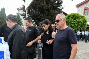 Γυναικοκτονία στη Δράμα: “Κανένας δεν αξίζει αυτό το τέλος” – Τα σπαρακτικά λόγια των συγγενών στην κηδεία της 45χρονης
