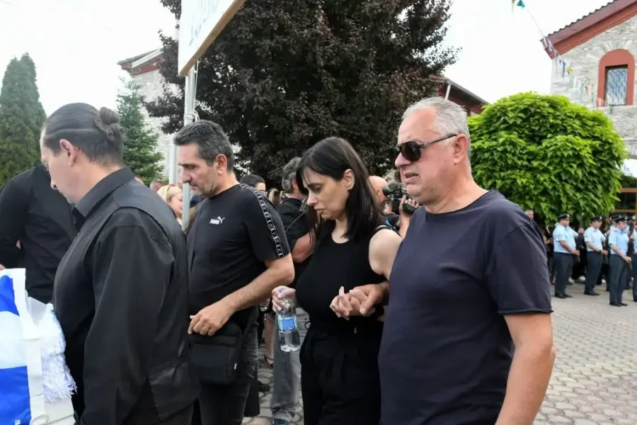 Γυναικοκτονία στη Δράμα: “Κανένας δεν αξίζει αυτό το τέλος” – Τα σπαρακτικά λόγια των συγγενών στην κηδεία της 45χρονης