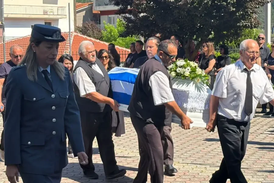 Δράμα: Σε κλίμα οδύνης η κηδεία της 45χρονης Αντιγόνης που σκότωσε με 7 μαχαιριές ο 50χρονος σύζυγός της