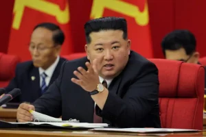 BBC: H αμφιλεγόμενη καταγωγή του Κιμ Γιονγκ Ουν, το απαγορευμένο μυστικό της μητέρας του και η περίφημη διαδοχή των Κιμ