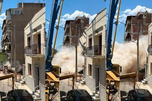Καρέ καρέ η κατάρρευση της πολυκατοικίας στα Πετράλωνα: Φωτογραφίες από τη στιγμή που το κτήριο παίρνει κλίση και πέφτει