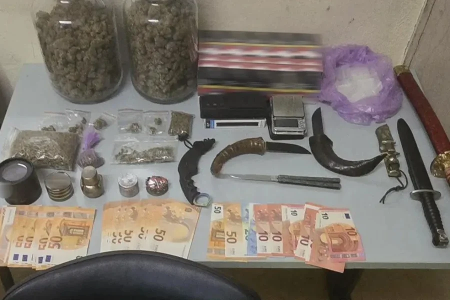 Συνελήφθησαν 47χρονη και 24χρονος στην Κυψέλη με σπαθιά, μαχαίρια και ναρκωτικά