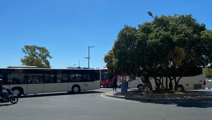 Κυκλοφορικό χάος στο κέντρο του Ηρακλείου – ΙΧ στάθμευσε και έκλεισε το δρόμο