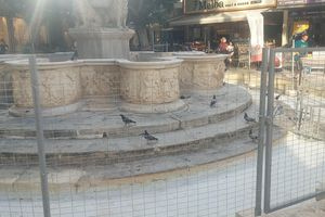 Στα «κάγκελα» οι τουριστικοί φορείς για τα κάγκελα στην Κρήνη Μοροζίνι