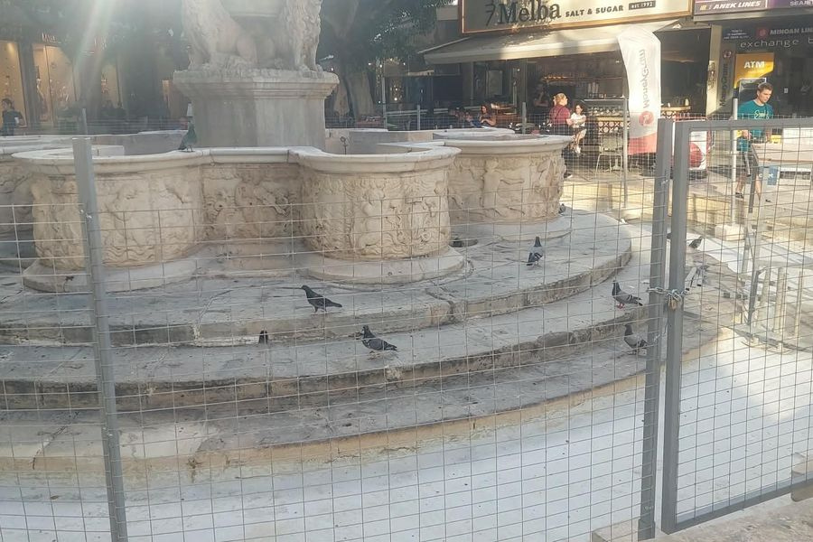 Στα «κάγκελα» οι τουριστικοί φορείς για τα κάγκελα στην Κρήνη Μοροζίνι