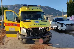 Σοβαρό τροχαίο στο Λουτράκι: Αυτοκίνητο συγκρούστηκε με ασθενοφόρο, δύο τραυματίες