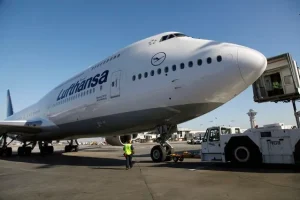 Ατύχημα με αεροσκάφος της Lufthansa στη Φρανκφούρτη: “Κατέρρευσε” ο τροχός – Βίντεο