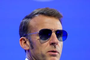 Ο Μακρόν ξαναφόρεσε τα διάσημα γυαλιά «Top Gun» και το διαδίκτυο πήρε φωτιά
