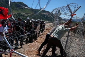 Διαδηλωτές στην Αλβανία γκρέμισαν φράχτες εργοταξίων: Επιμένει η οργή για επενδυτικό σχέδιο