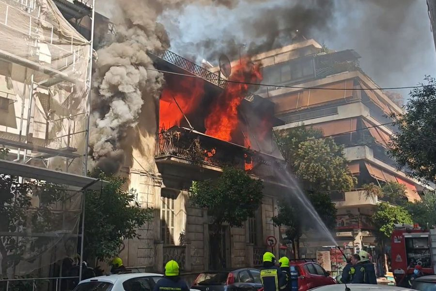 Καλλιθέα: Γυναίκα πήδηξε από μπαλκόνι φλεγόμενου κτιρίου για να σωθεί – Ήρωας διανομέας την έπιασε στον αέρα!