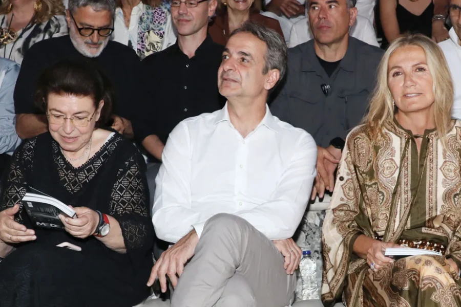 Στην Επίδαυρο για τη «Μήδεια» ο Κυριάκος Μητσοτάκης με την σύζυγό του Μαρέβα