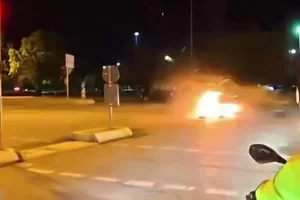 Τρομακτικό τροχαίο στην Κωνσταντινούπολη: ΙΧ τυλίχθηκε στις φλόγες μετά από σφοδρή σύγκρουση με άλλο όχημα