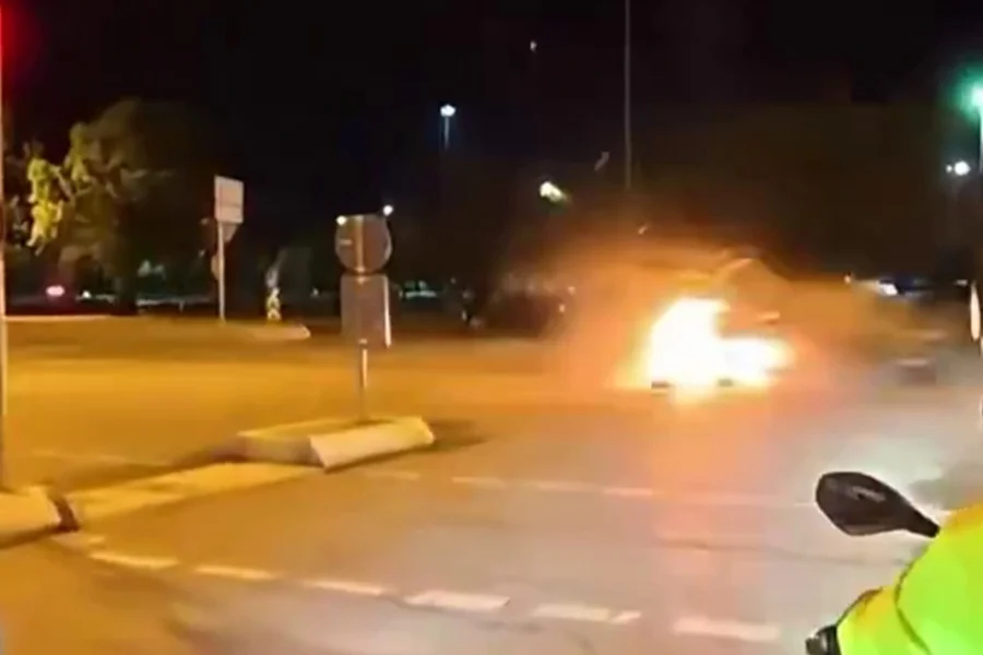 Τρομακτικό τροχαίο στην Κωνσταντινούπολη: ΙΧ τυλίχθηκε στις φλόγες μετά από σφοδρή σύγκρουση με άλλο όχημα