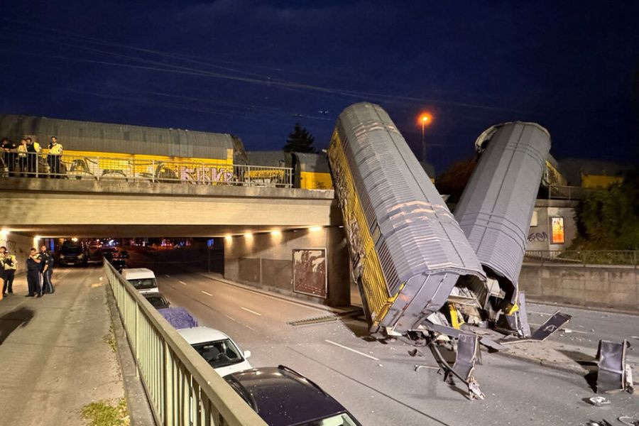 Εμπορευματικό τρένο έπεσε από γέφυρα στο Μόναχο, ένας σοβαρά τραυματίας