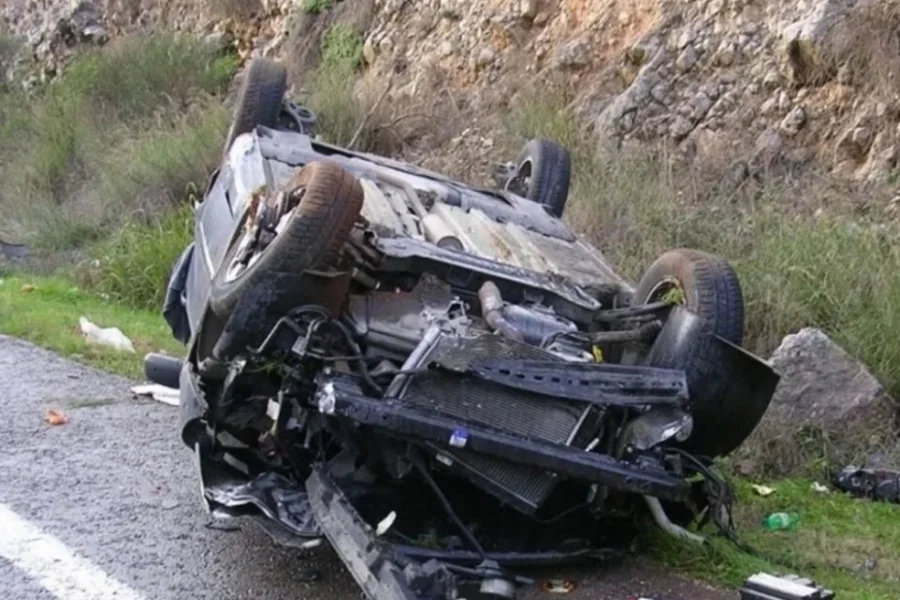 Τούμπαρε αυτοκίνητο έξω από τη Λάρισα, τραυματίστηκε ο ηλικιωμένος οδηγός