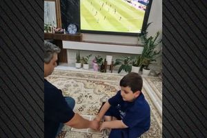 Συγκινητικό βίντεο: Ιρανός πατέρας βοηθά τον τυφλό γιο του να παρακολουθήσει αγώνα του Μουντιάλ