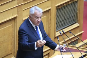«Φωτιά» στη Βουλή για το μεταναστευτικό: Το ρητορικό ερώτημα Βορίδη για τις βάρκες, η παρέμβαση Καιρίδη και τα πυρά του ΚΚΕ