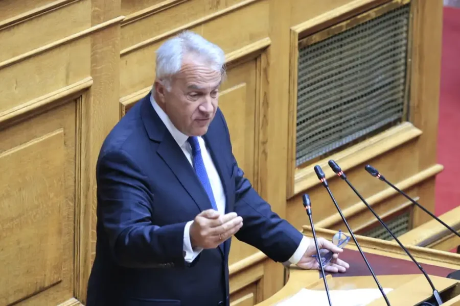 «Φωτιά» στη Βουλή για το μεταναστευτικό: Το ρητορικό ερώτημα Βορίδη για τις βάρκες, η παρέμβαση Καιρίδη και τα πυρά του ΚΚΕ