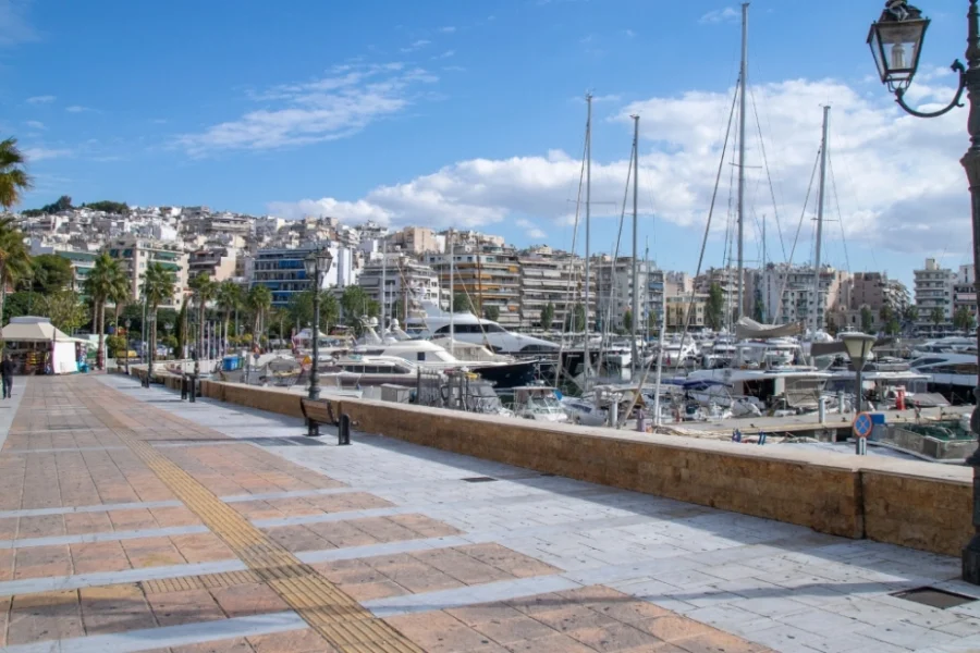 Σύγκρουση σκαφών ανοιχτά της Μαρίνας Ζέας: Καταστράφηκε αλιευτικό, σώοι οι επιβαίνοντες