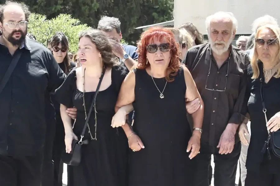 Μαίρη Ραζή: Η σπαρακτική στιγμή που τραγουδάει «Τα ματόκλαδά σου λάμπουν» στην κηδεία του Σωτήρη Τσόγκα