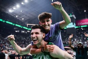 Ο γιος του Δημήτρη Γιαννακόπουλου πανηγύρισε στις πλάτες του Μήτογλου: «Μαγική στιγμή» σχολίασε ο πατέρας του