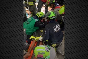 Η στιγμή που 11χρονο αγόρι ανασύρεται ζωντανό από τα συντρίμμια τρεις ημέρες μετά τους φονικούς σεισμούς στη Βενεζουέλα