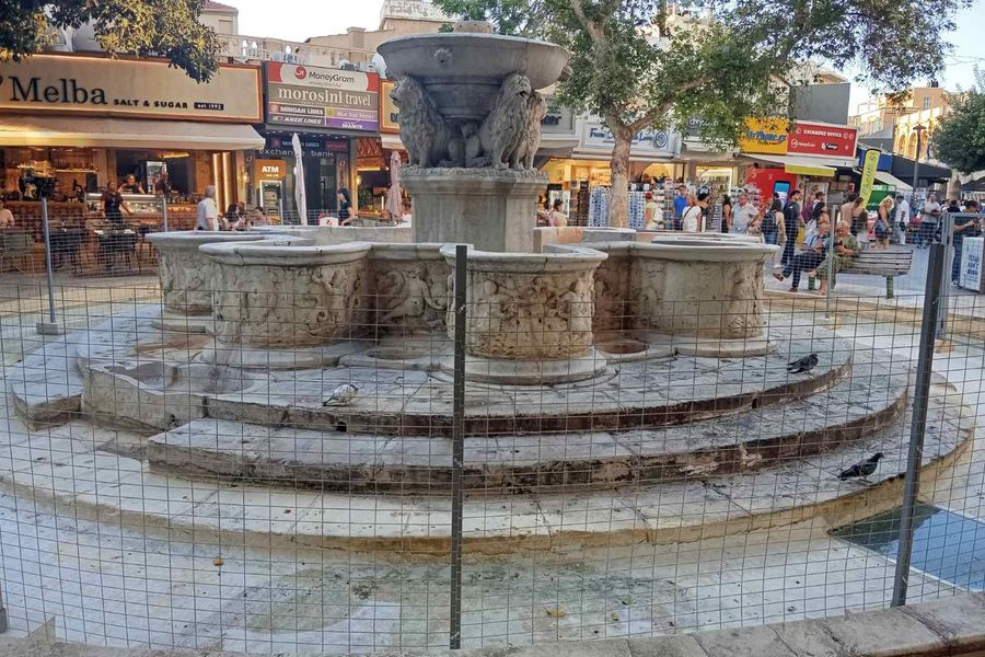 «Μπρα ντε φερ» για τα κιγκλιδώματα: Η Αρχαιολογία “καρφώνει” τον Δήμο Ηρακλείου ότι γνώριζε από τον Μάιο