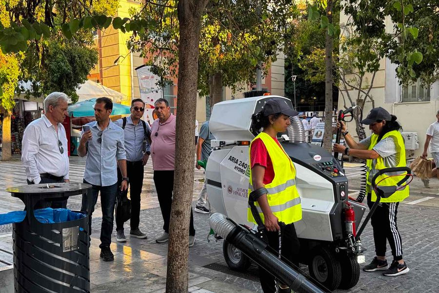 Έπιασαν δουλειά τα νέα σάρωθρα πεζών χειριστών
