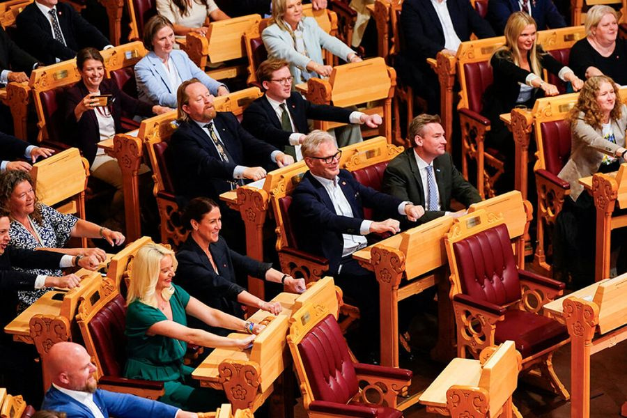 Βίντεο: Η Βουλή μετατράπηκε σε… βάρκα Βίκινγκς στη Νορβηγία για το Μουντιάλ, οι βουλευτές έκαναν κουπί