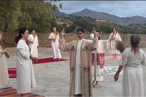 Ξαναζωντανεύει η Κρήτη με ό,τι έχει διαρκές, ακατανίκητο από το χρόνο αιώνια ανθρώπινο