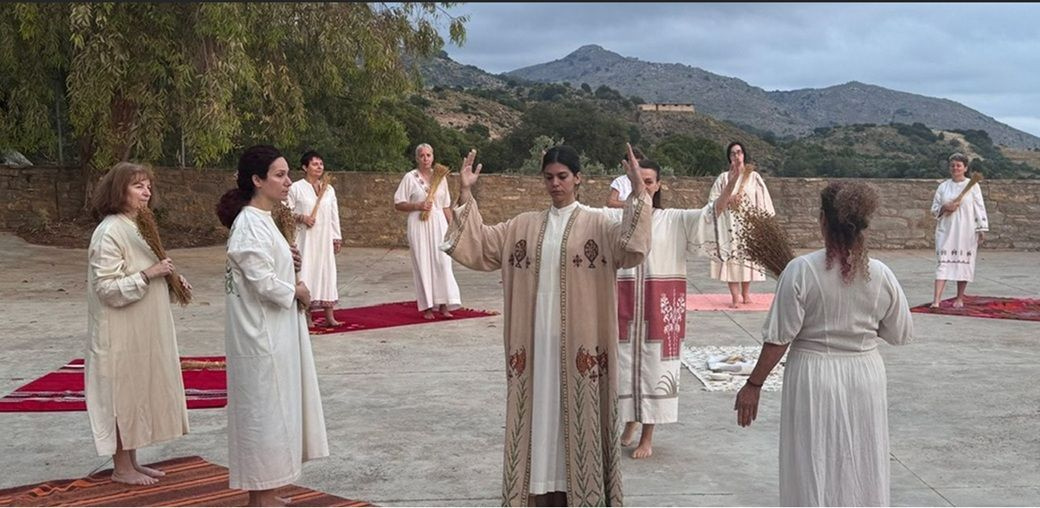 Ξαναζωντανεύει η Κρήτη με ό,τι έχει διαρκές, ακατανίκητο από το χρόνο αιώνια ανθρώπινο