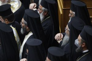 Μισθοί στην Εκκλησία: Έως και 95% αυξήσεις – Πόσα θα παίρνουν πλέον αρχιεπίσκοπος και μητροπολίτες