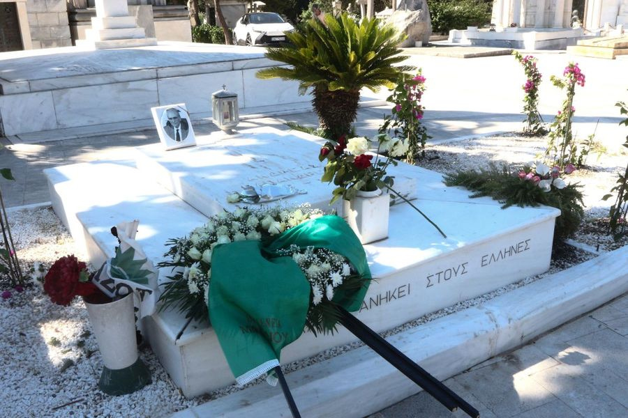 30 χρόνια μετά τον θάνατό του: Πώς είναι σήμερα ο τάφος του Ανδρέα Παπανδρέου στο Α’ Νεκροταφείο