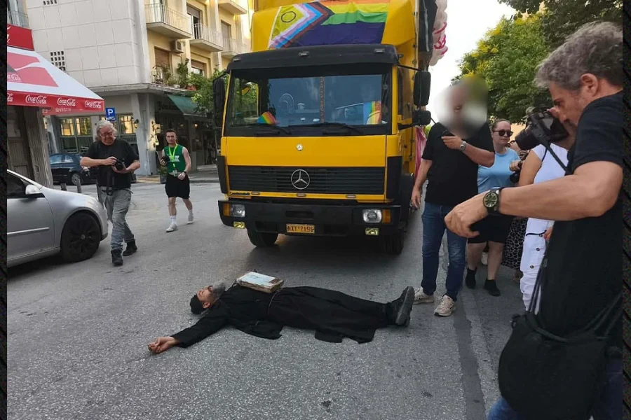 Θεσσαλονίκη: Ρασοφόρος ξάπλωσε μπροστά σε άρμα του Pride φωνάζοντας «Μετανοείτε»