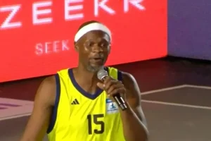 Ο Μπρεντ Πέτγουεϊ έκλεψε την παράσταση στο AegeanBall Festival: Τραγούδησε το «Αγαπώ μια πιτσιρίκα» και έγινε viral