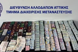 Εξαρθρώθηκε κύκλωμα παραγωγής και διακίνησης πλαστών ταξιδιωτικών εγγράφων στην Αττική – Πάνω από 200.000 ευρώ τα παράνομα κέρδη