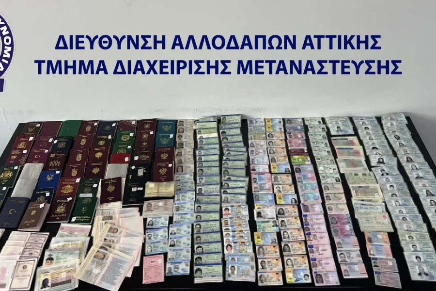 Εξαρθρώθηκε κύκλωμα παραγωγής και διακίνησης πλαστών ταξιδιωτικών εγγράφων στην Αττική – Πάνω από 200.000 ευρώ τα παράνομα κέρδη