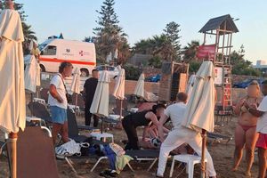 Η στιγμή που λουόμενοι «σώζουν» κολυμβητή από βέβαιο πνιγμό (pics)