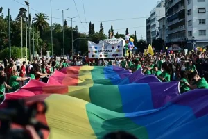 Σωστή η απόφαση να μην μπουν αφίσες του Pride στο Μετρό, λέει το Μαξίμου