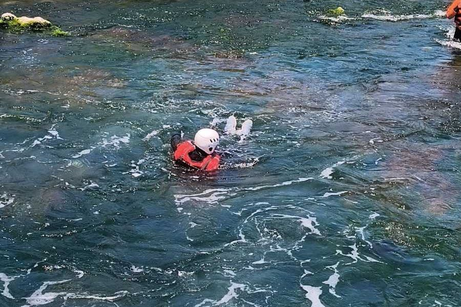 (ΦΩΤΟ – ΒΙΝΤΕΟ) Επιχείρηση διάσωσης στα παγωμένα νερά του Αλμυρού